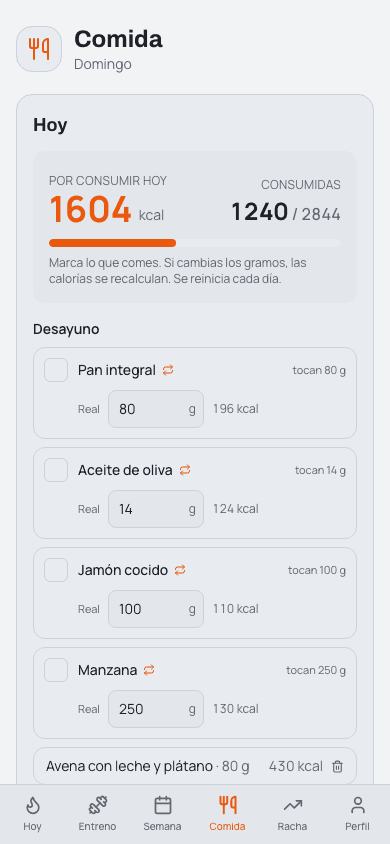 Pantalla de comida de hoyfit: el menú del día con los gramos que tocan de cada alimento, las calorías de cada uno y el icono para cambiarlo por otro equivalente.